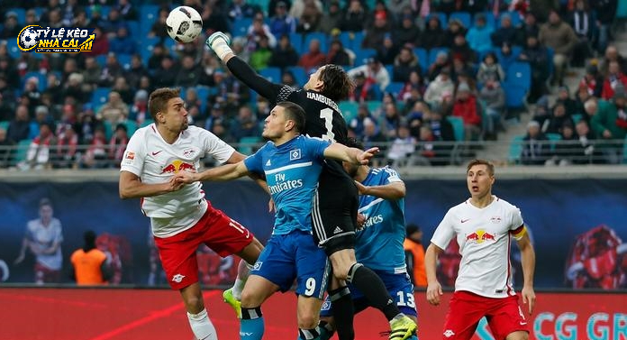 Hamburger SV giữ khối đội hình và chờ thời cơ phản công